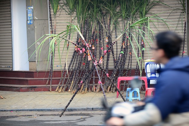 Người dân Thủ đô mua muối lấy may ngày mùng 1 Tết ảnh 5